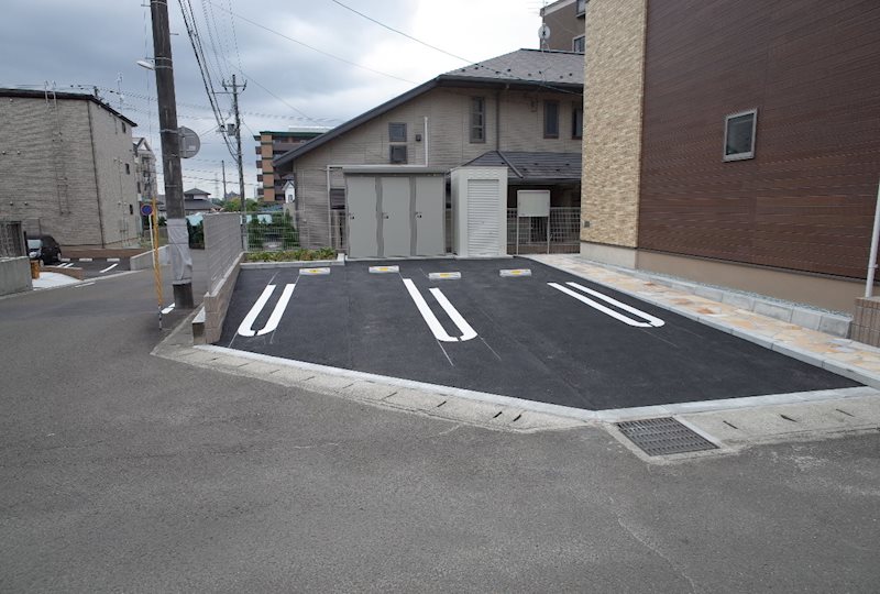 ノイフリシュC 駐車場
